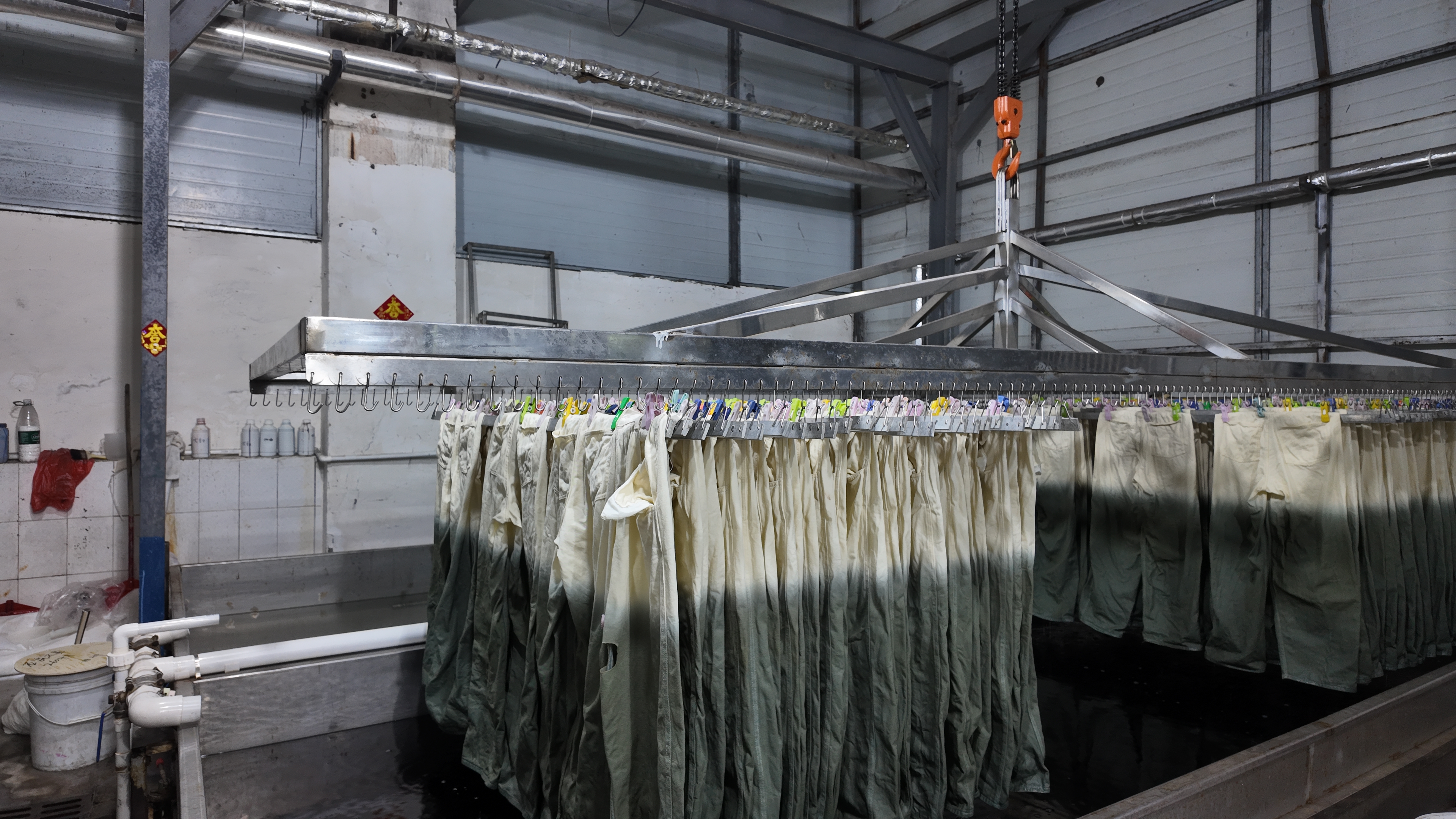Dyeing mill